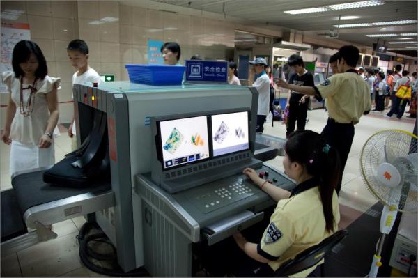 一臺地鐵安檢機(jī)